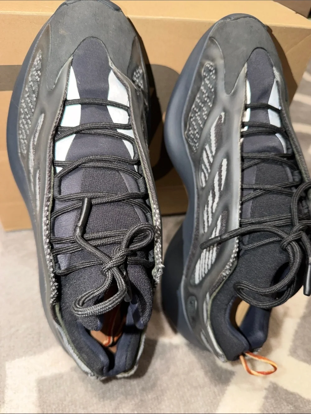 Men’s sz 11 Yeezy 700 w/box
